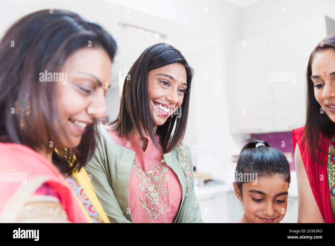 Glückliche indische Frauen in Saris und Bindis Stockfoto