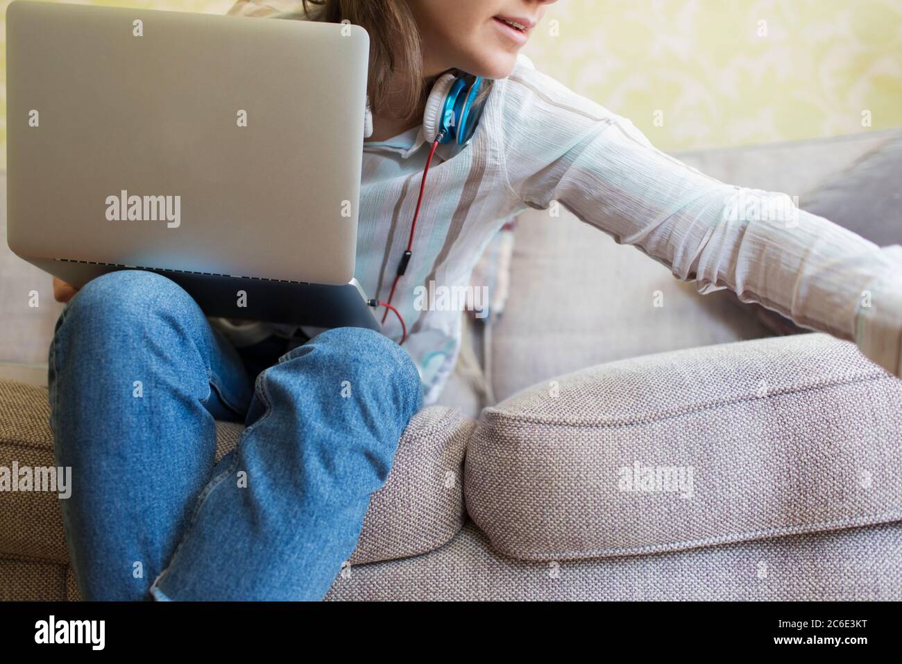 Teenager Mädchen mit Laptop auf Sofa Stockfoto