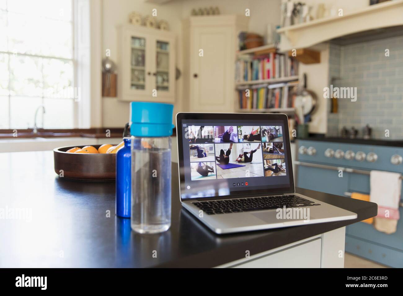 Übungskurs Streaming auf Laptop-Bildschirm auf Küchentisch Stockfoto