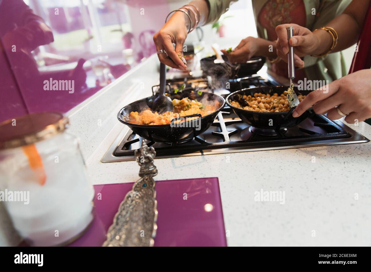 Indische Frauen kochen Essen am Herd in der Küche Stockfoto