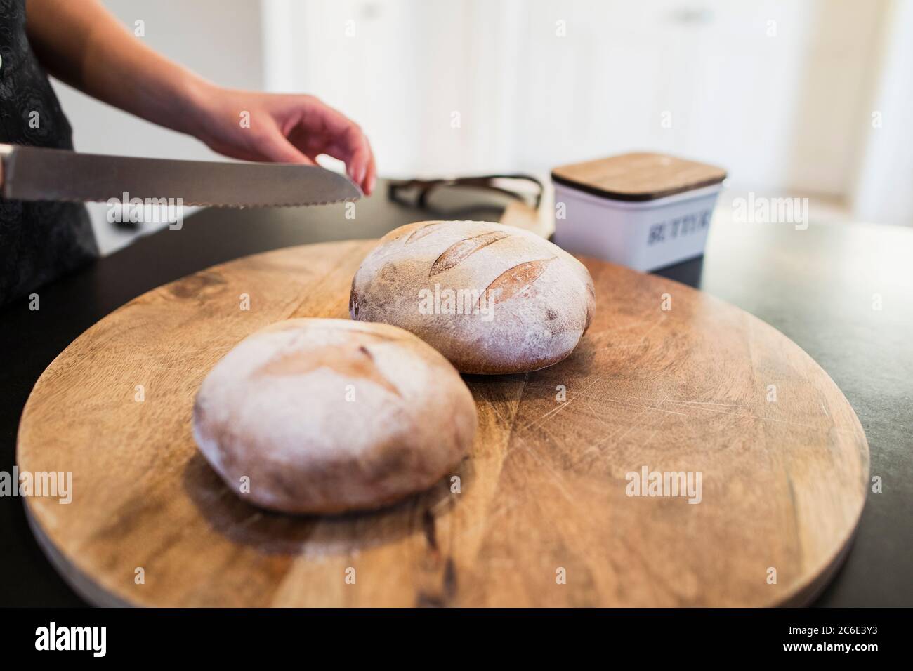 Nahaufnahme frisch gebackenes Brot auf Schneidebrett Stockfoto