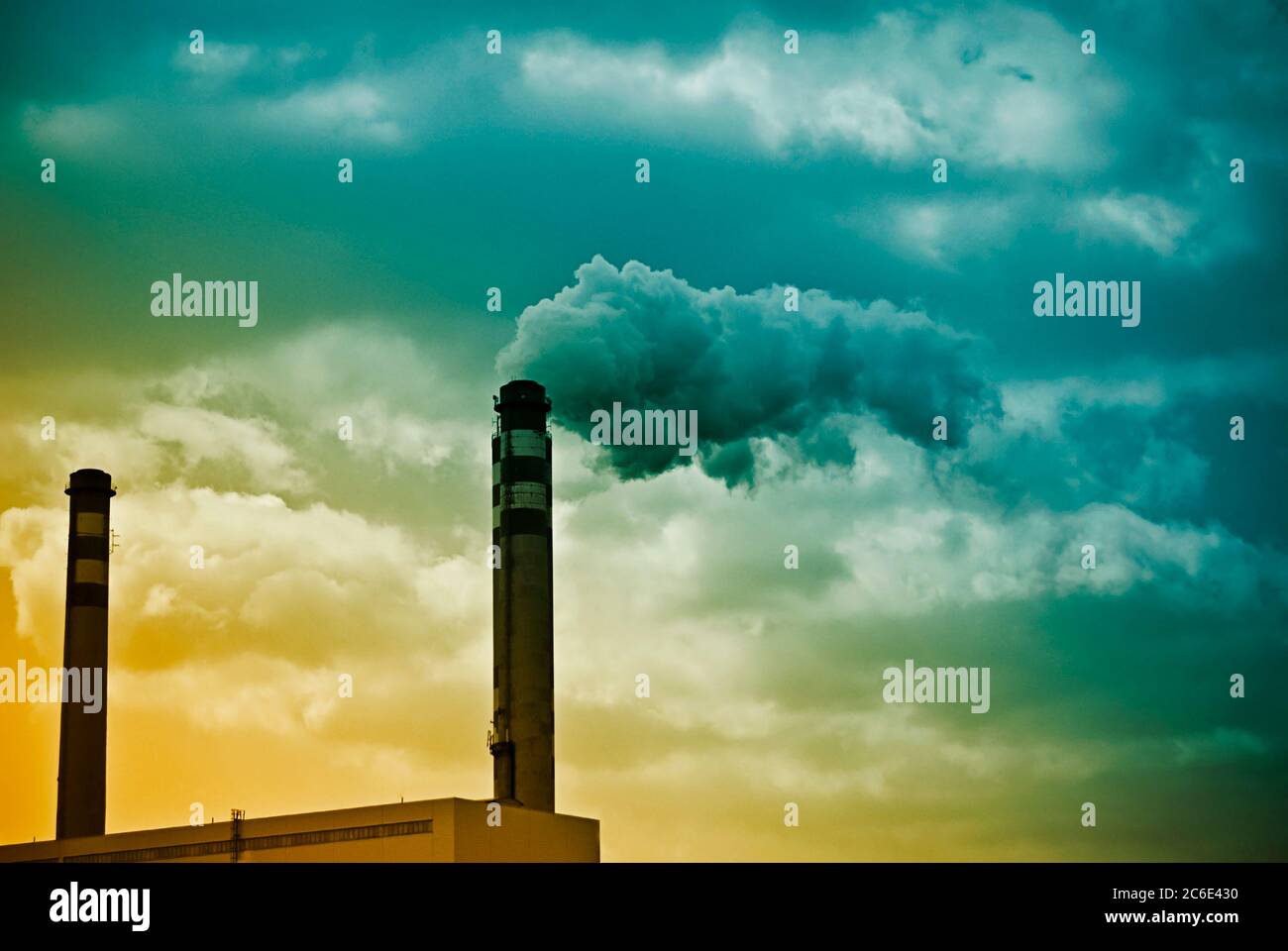 Schornsteine mit Rauch aus einer Industrieanlage, Verschmutzung-Konzept Stockfoto