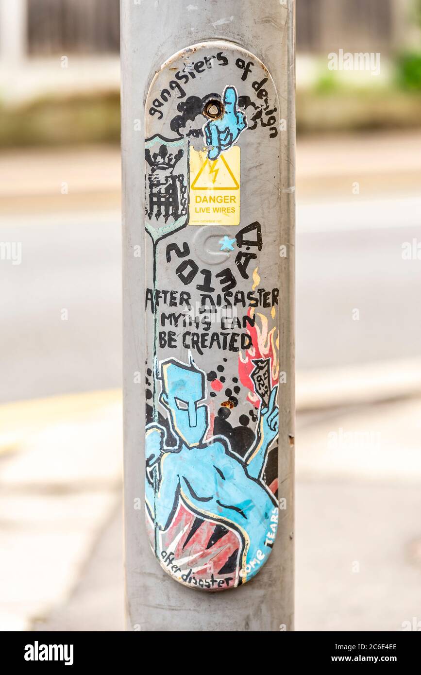 Graffiti-Grafik im Comic-Stil auf einer Lampenpost in Westcliff on Sea, Essex, Großbritannien. Gangsters of Design. 2013 N. CHR. Nach der Katastrophe können Mythen geschaffen werden Stockfoto
