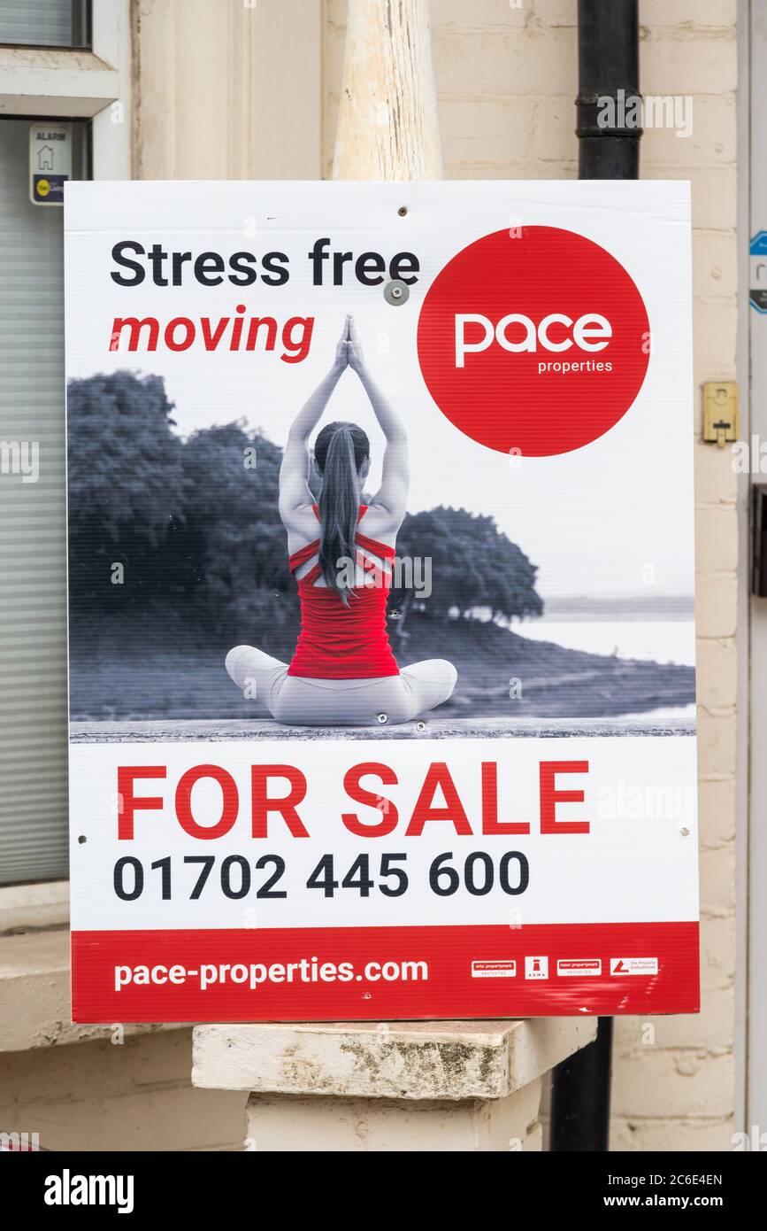 Stressfreies Bewegen. Pace Immobilien zum Verkauf Schild. Werbung einfach, stressless Eigenschaft Verkauf und Kauf, mit weiblich in Yoga Lotusposition Stockfoto