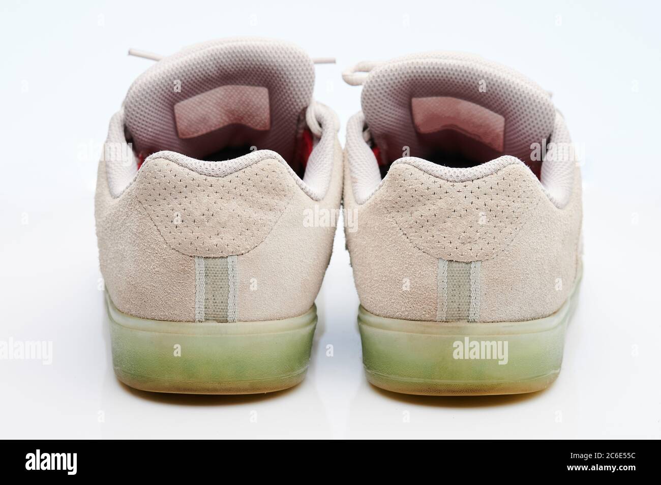 Graue Sportschuhe Rückansicht isoliert auf weißem Hintergrund Stockfoto