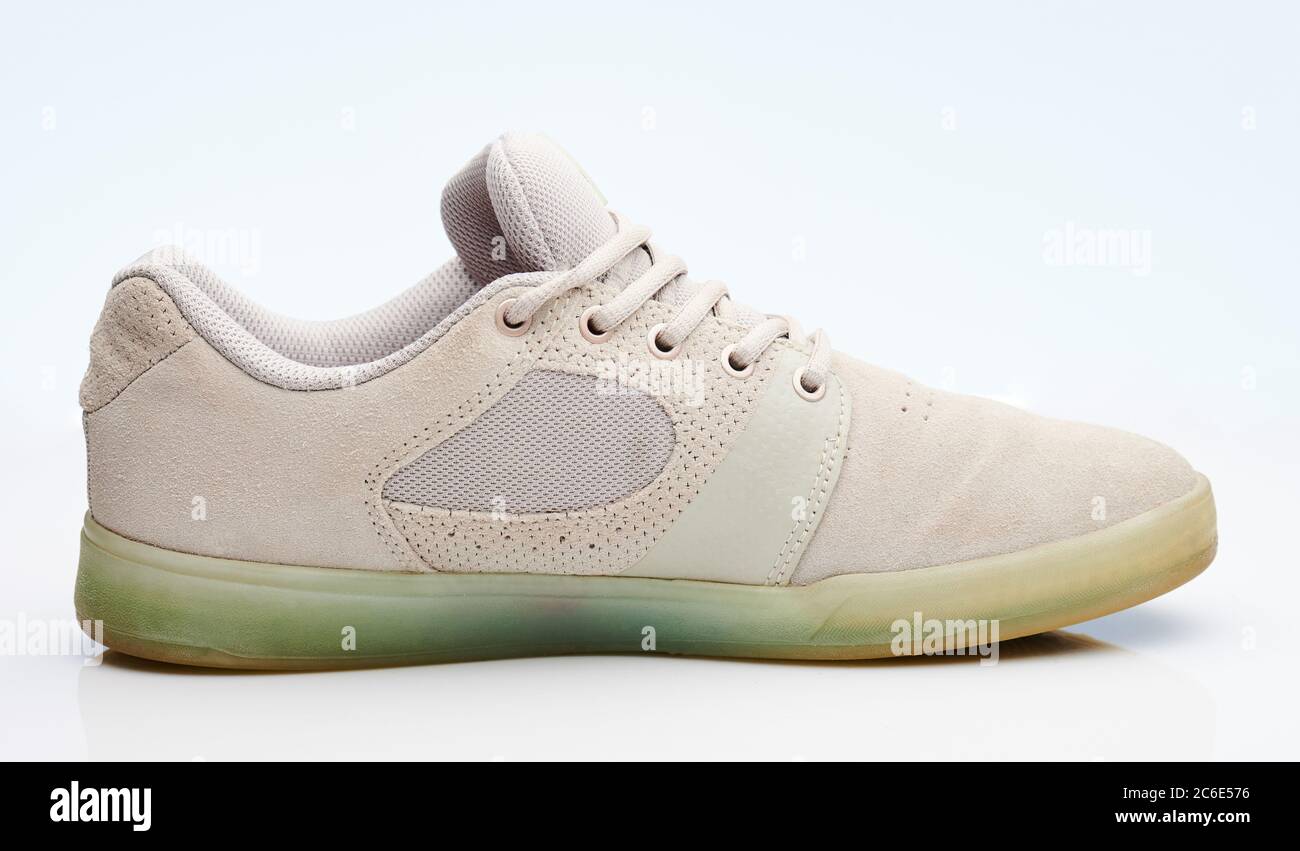 Grau leger Sneakers Schuh isoliert Seitenansicht Stockfoto