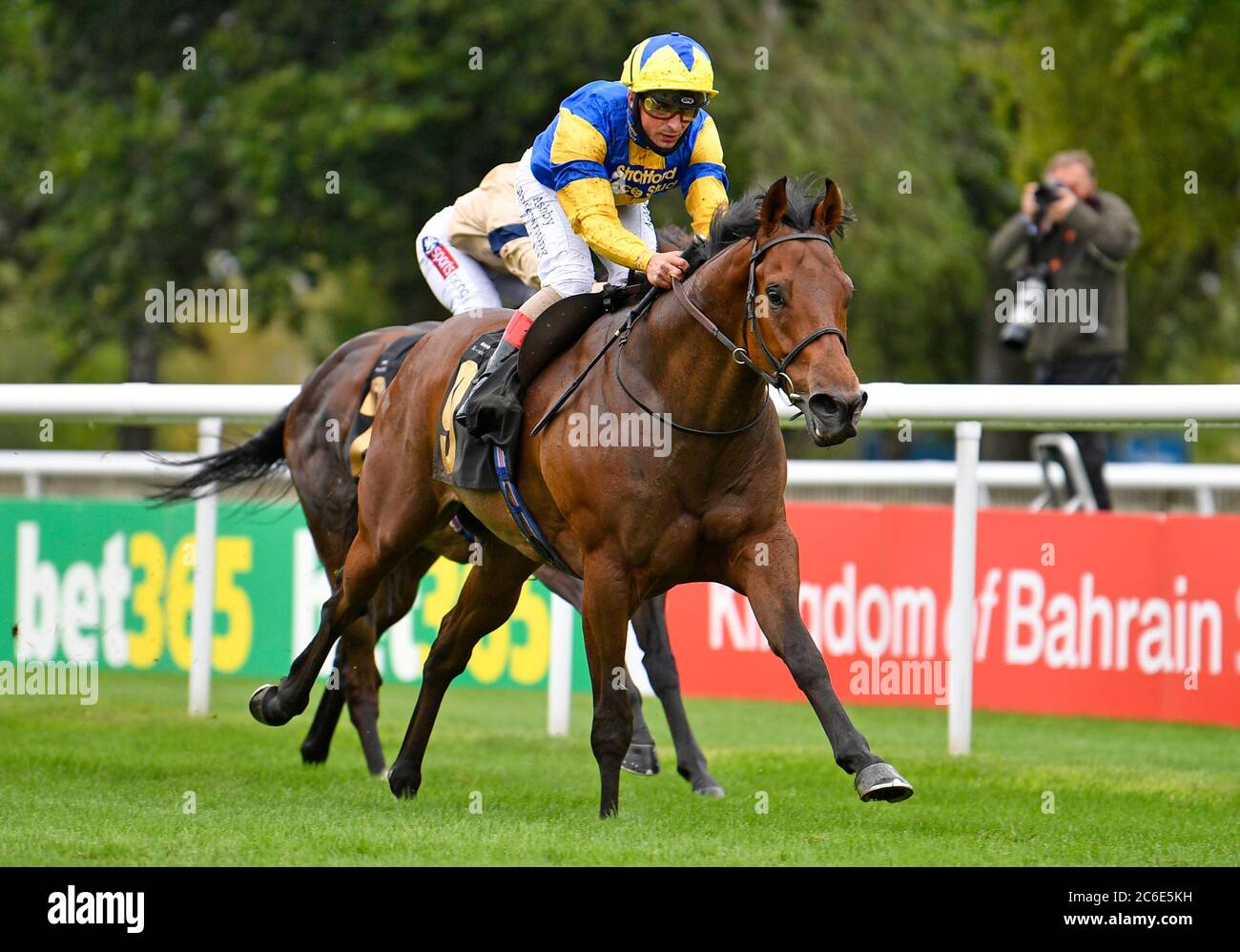 Das Chairmanoftheboard mit Andrea Atzeni gewinnt das Preisversprechen bei bet365 Handicap am ersten Tag des Moet and Chandon July Festivals auf der Newmarket Racecourse. Stockfoto