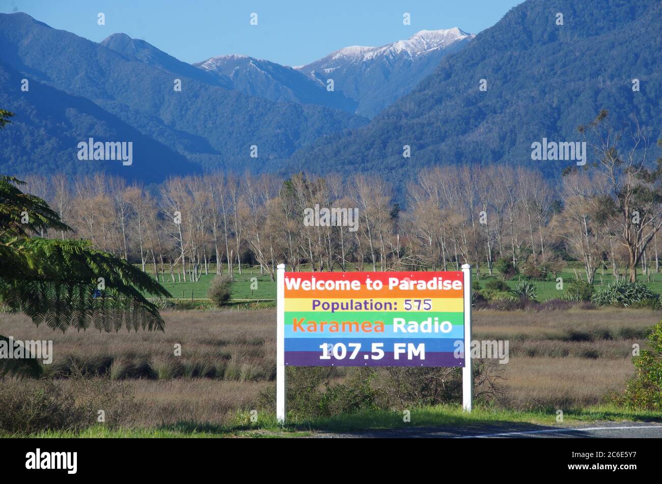 Willkommen im Paradies Karamea Radio Regenbogen Zeichen. Alternative Route zum Te Araroa Trail. Karamea. Buller District. Westküste. Südinsel. Neuseeland Stockfoto