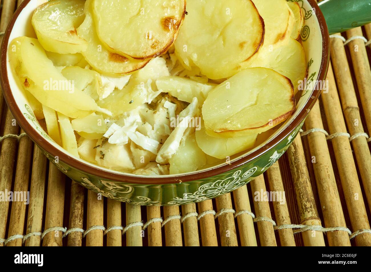 Kartoffeltopf mit Scalloped und geräuchertem Fischtopf, geräucherter Schellfisch und Kartoffelgratin Stockfoto