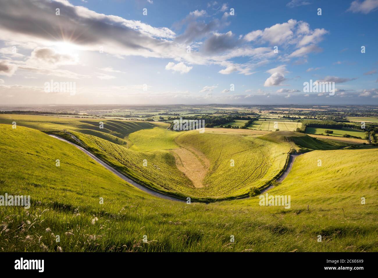 The Manger and Dragon Hill mit Vale of White Horse in der Ferne vom White Horse Hill bei Sonnenuntergang, Uffington, Oxfordshire, England, Großbritannien Stockfoto