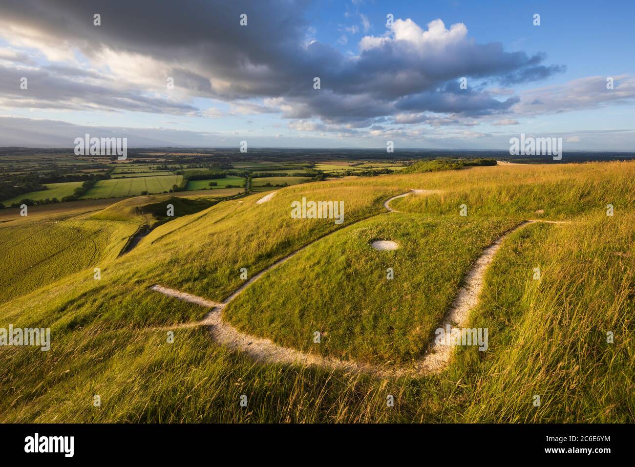 Die prähistorische White Horse Carving und Dragon Hill mit Vale of White Horse bei Sonnenuntergang, Uffington, Oxfordshire, England, Großbritannien, Europa Stockfoto