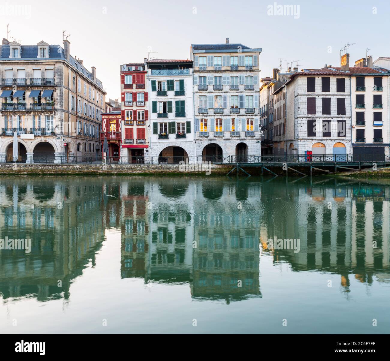 Alte Gebäudefassaden spiegeln sich in der Nive in Bayonne, Frankreich Stockfoto