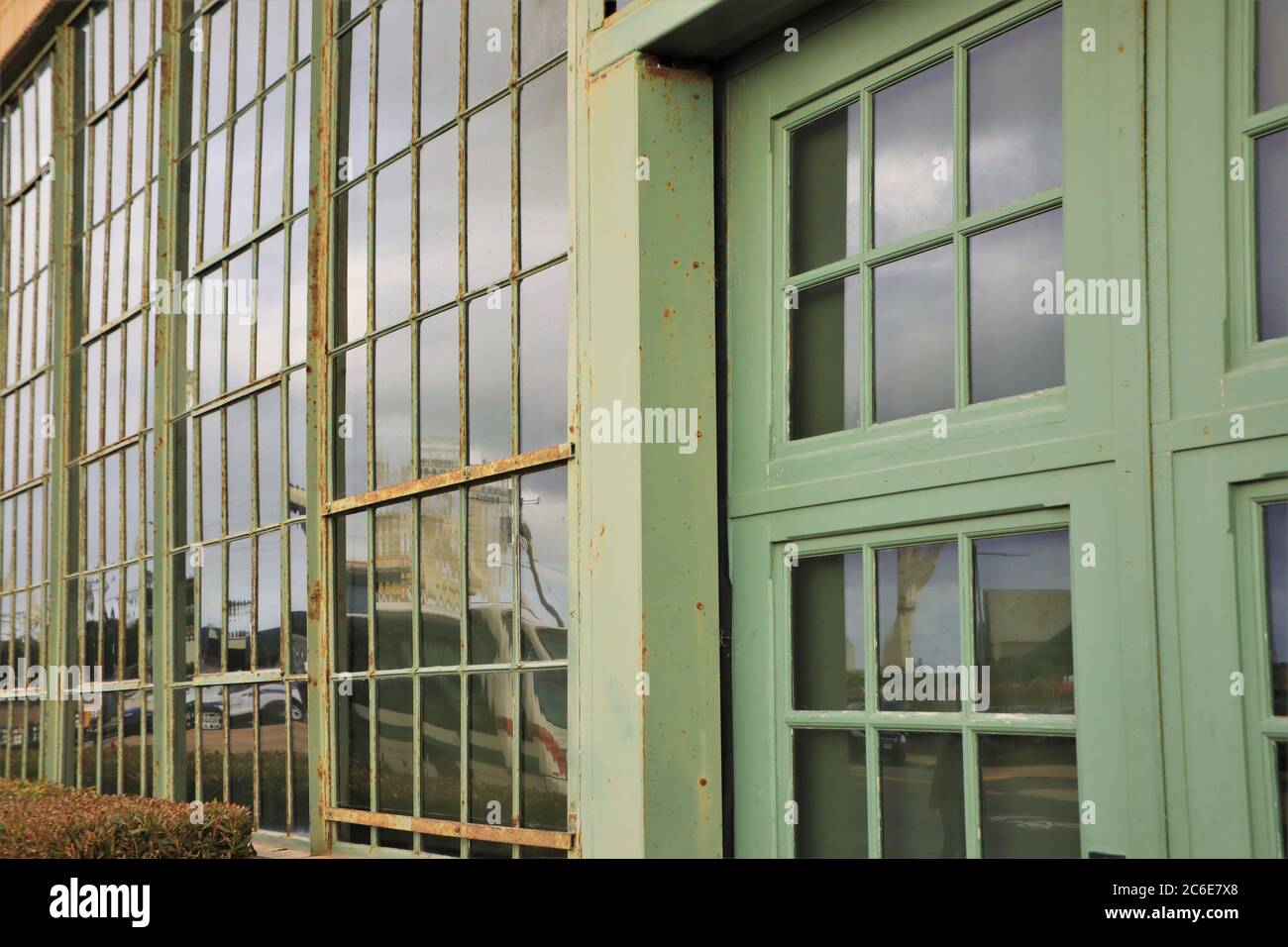 Windows in Liberty Ship Produktionsstandort in Richmond Kalifornien aus dem 2. Weltkrieg, der jetzt ein wichtiger Standort für Tagungen in der Gegend von San Francisco ist Stockfoto