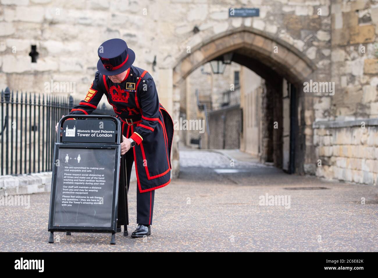 Chief Yeoman Warder Peter McGowran legt am Tower of London soziale Distanzierungsschilder aus, da die Vorbereitungen für die Wiedereröffnung des historischen Ortes nach der Schließung aufgrund der Coronavirus-Sperre fortgesetzt werden. Stockfoto