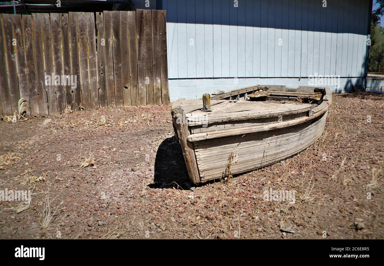 Altes Ruderboot als Dekoration vor einem Haus über ein Blumenbeet Pflanzer auf der zu werden Seitenstraße Stockfoto