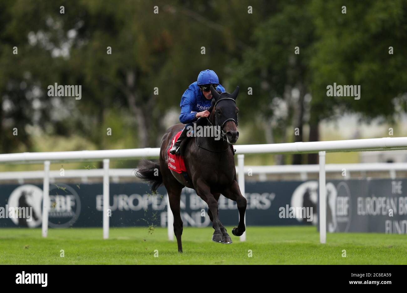 Al Suhail von William Buick gewinnt den Bahrain International Sir Henry Cecil Stakes am ersten Tag des Moet and Chandon July Festivals auf der Newmarket Racecourse. Stockfoto