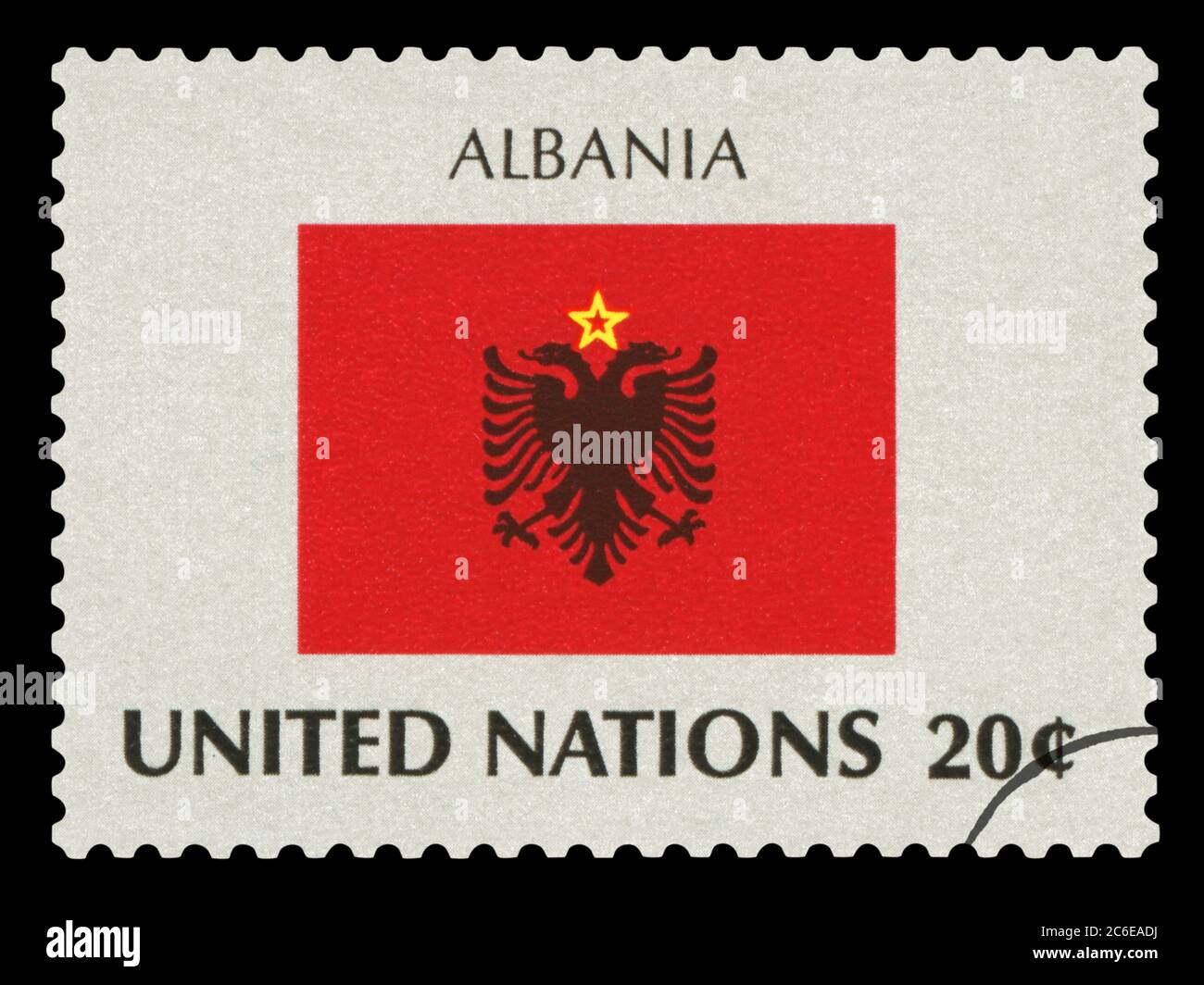 ALBANIEN - Briefmarke von Albanien Nationalflagge, Serie der Vereinten Nationen, um 1984. Isoliert auf schwarzem Hintergrund. Stockfoto