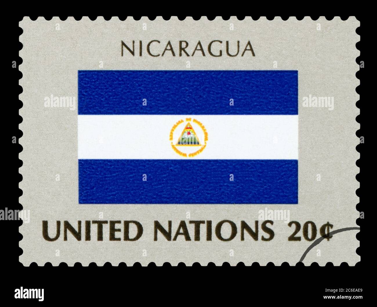 NICARAGUA - Briefmarke der Nicaragua Nationalflagge, Serie der Vereinten Nationen, um 1984. Isoliert auf schwarzem Hintergrund. Stockfoto