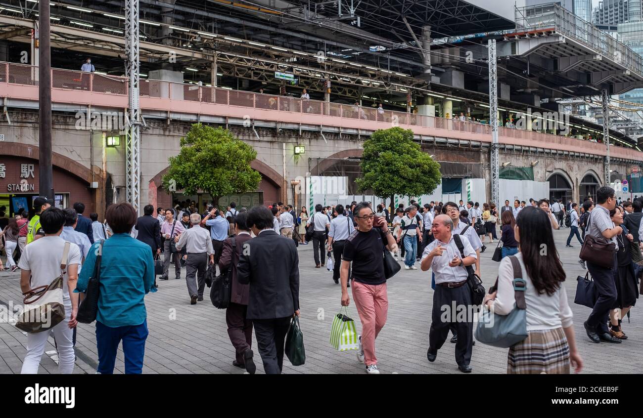 Menge von Büroangestellten am Shimbashi Bahnhof, Tokio, Japan Stockfoto