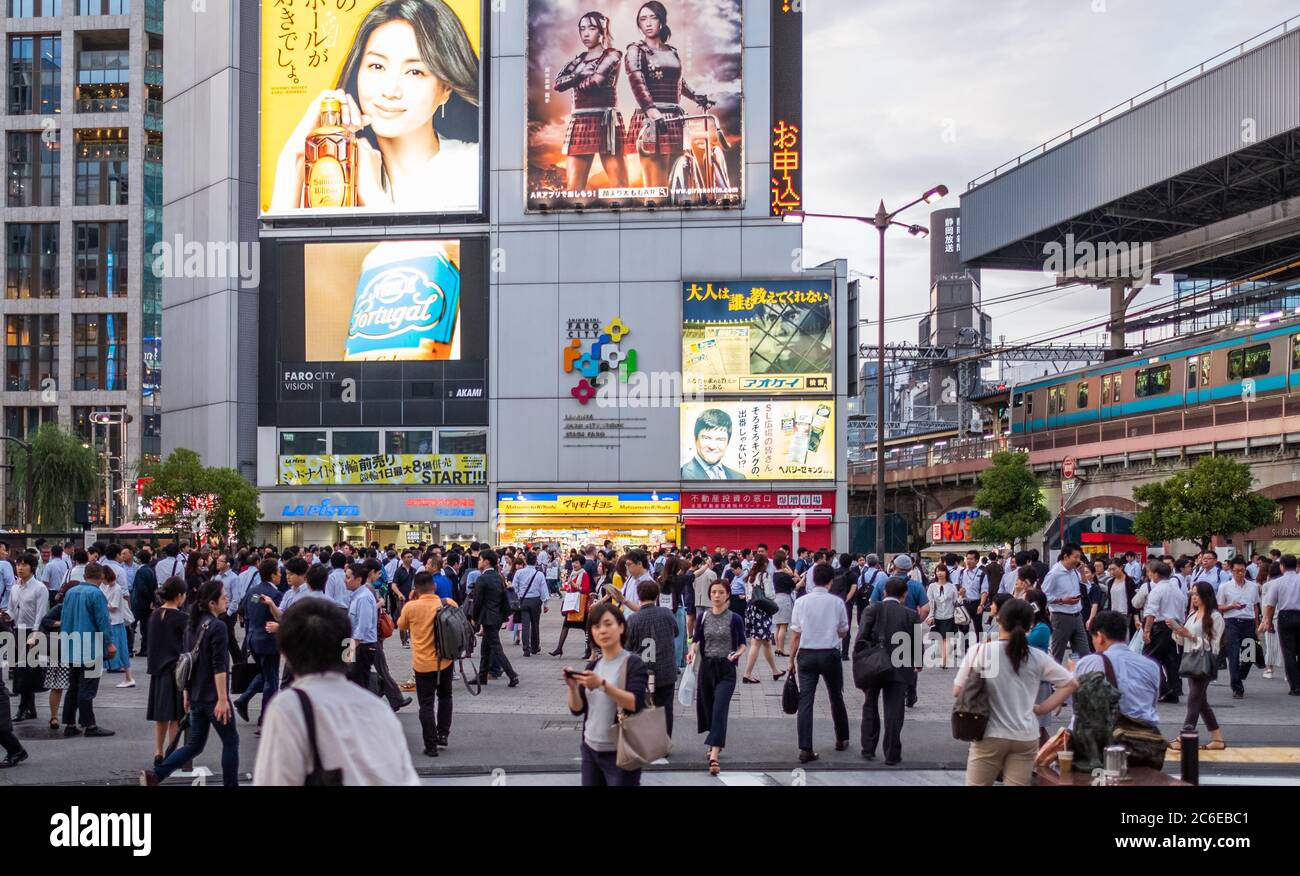 Menge von Büroangestellten am Shimbashi Bahnhof, Tokio, Japan nach Bürozeiten. Stockfoto