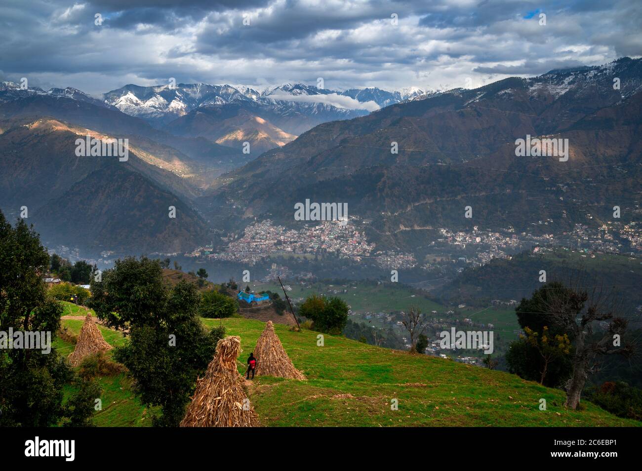 Bunte, lebendige Landschaft Blick auf Chaba Stadt im Winter auf Himalaya Berge auf dem Weg zu Trek Khajjiar, Himachal Pradesh, Indien. Stockfoto