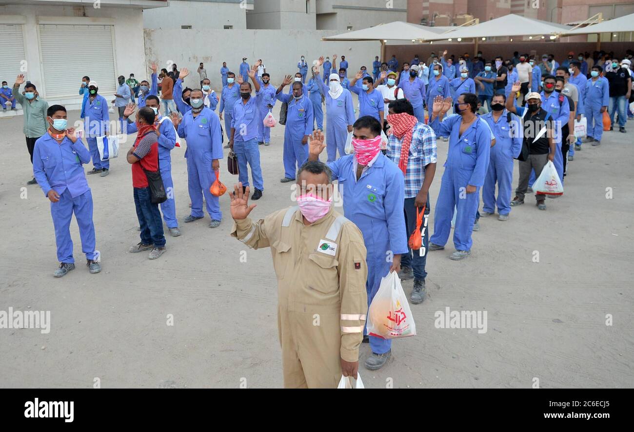 Kuwait-Stadt, Kuwait. Juli 2020. Die Arbeiter warten darauf, nach Aufhebung der Sperrungsbeschränkungen an ihren Arbeitsplatz im Gebiet von Mahboula in Ahmadi, Kuwait, 9. Juli 2020, verlegt zu werden. Die kuwaitische Regierung hob am Donnerstag die Sperre in den Gebieten Jleeb Al-Shuyoukh und Mahboula auf. Die Sperre wurde den beiden im Ausland dominierten und stark besiedelten Gebieten seit dem 6. April auferlegt. Quelle: Asad/Xinhua/Alamy Live News Stockfoto