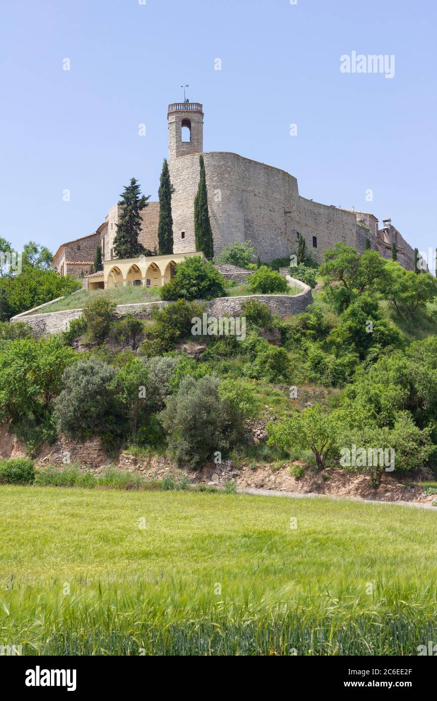 Montfalcó Murallat liegt in der Region Segarra, auf einem Hügel. Es ist ein Beispiel für ein mittelalterliches Dorf in Katalonien (Spanien). Stockfoto