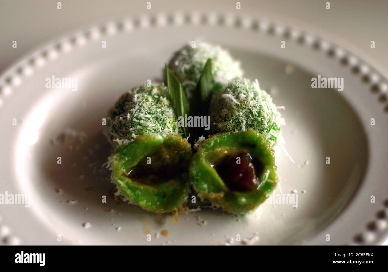 Klepon. Traditionelle Pandanus Reisbällchen aus klejeweidem Mehl und geriebener Kokosnuss mit Palmzucker-Füllung. Traditionelle indonesische Küche. Stockfoto