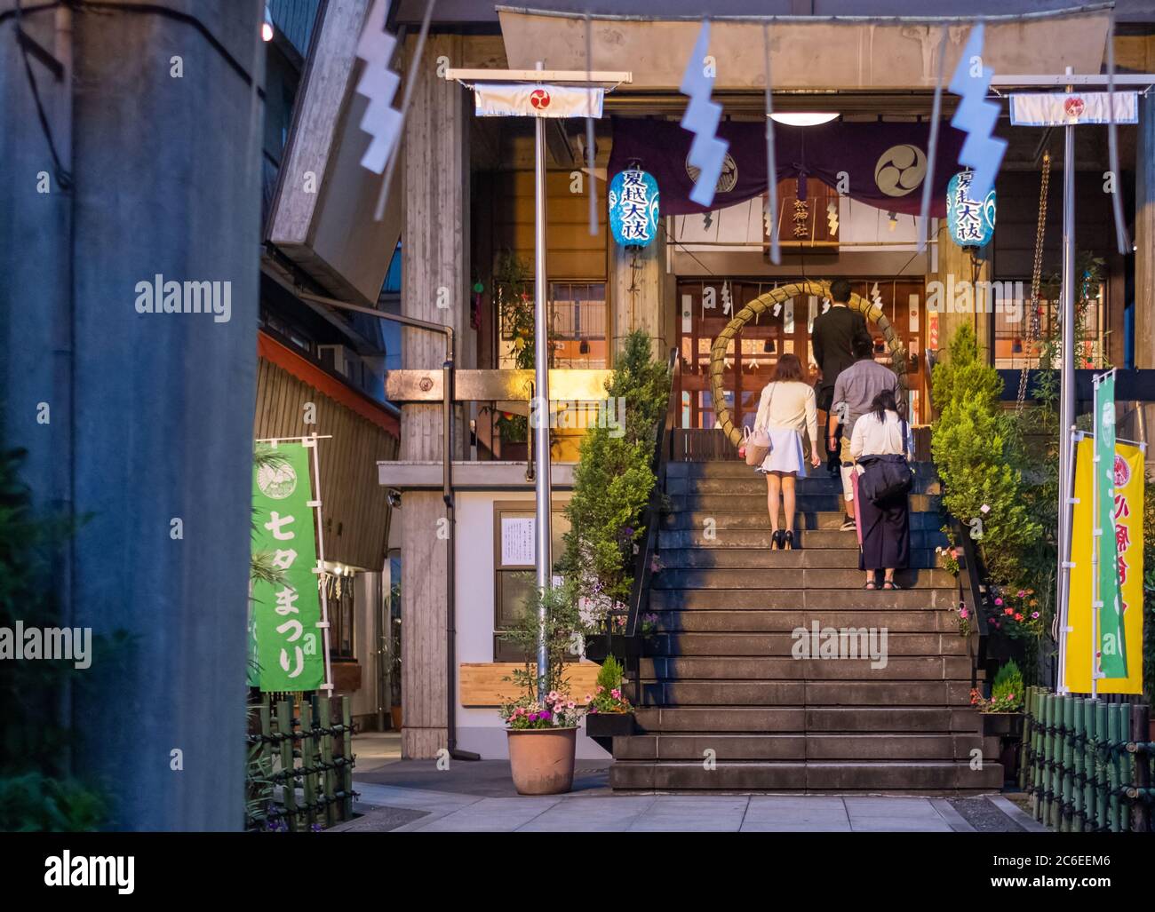 Verehrer am Karasumori-Schrein, Shimbashi, Tokyo, Japan bei Nacht. Stockfoto