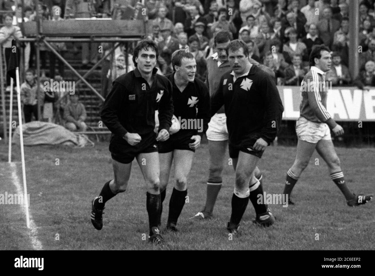 Paul Thorburn und Stuart Evans von Neath RFC gratulieren Flügelspieler Graham Davies, nachdem er einen Versuch gegen Llanelli RFC im Gnoll, Neath, gemacht hat Stockfoto