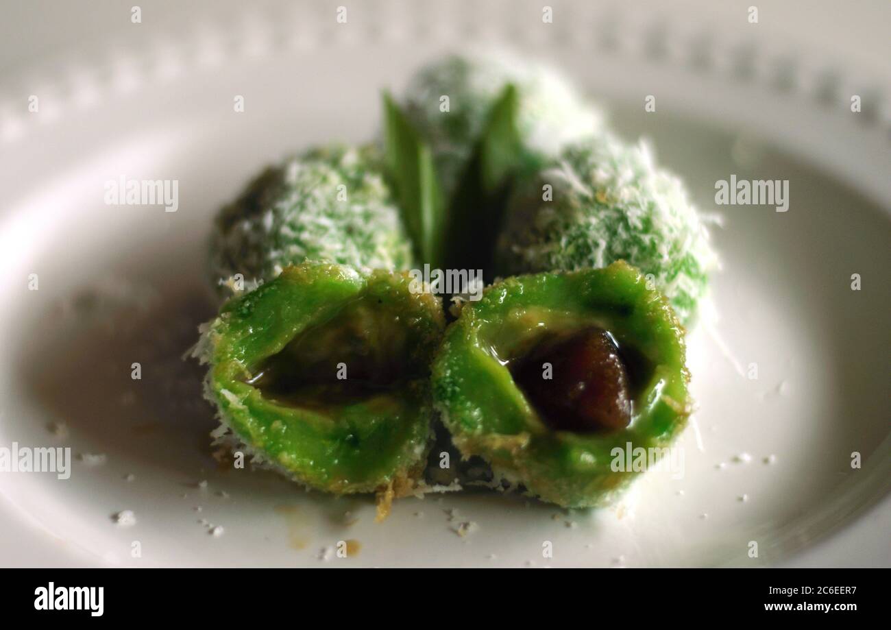 Klepon. Traditionelle Pandanus Reisbällchen aus klejeweidem Mehl und geriebener Kokosnuss mit Palmzucker-Füllung. Traditionelle indonesische Küche. Stockfoto