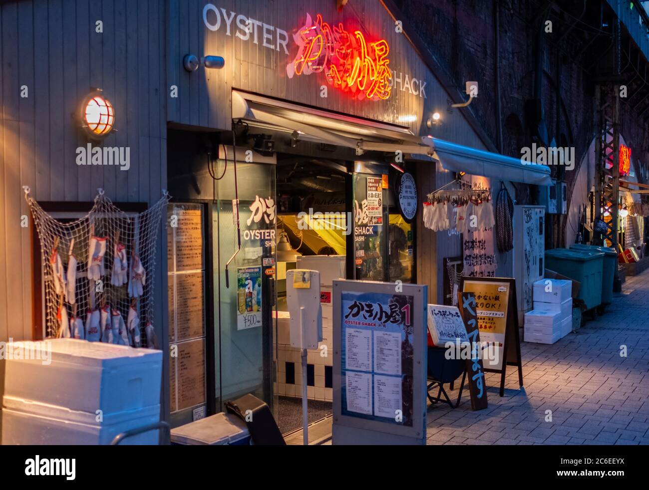 Shimbashi Nachbarschaft Old-School Gassen oder yokocho gefüllt mit winzigen Restaurants, Pubs und Geschäfte, Tokio, Japan in der Dämmerung. Stockfoto