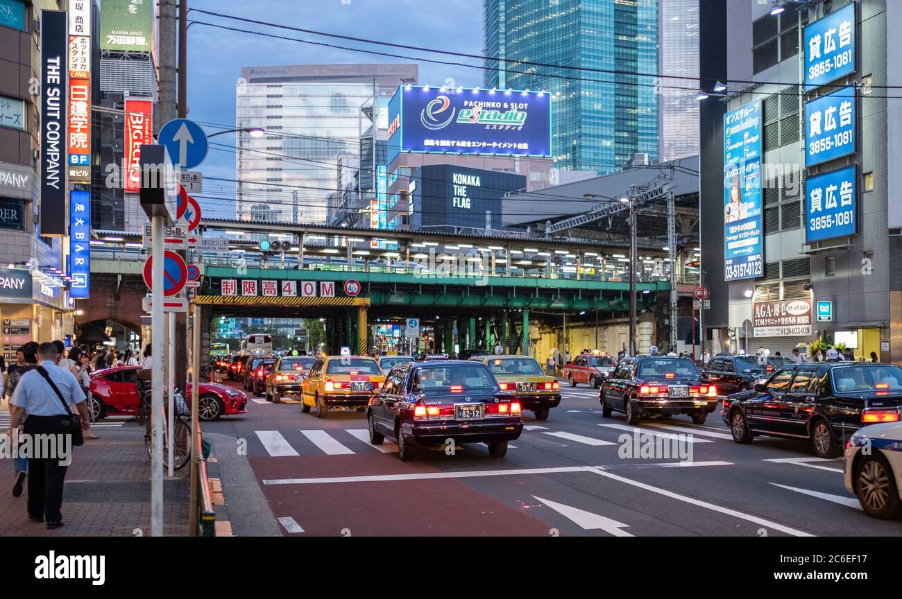 Tokyo City Taxi in Shibuya Straße bei Nacht, Tokio, Japan Stockfoto