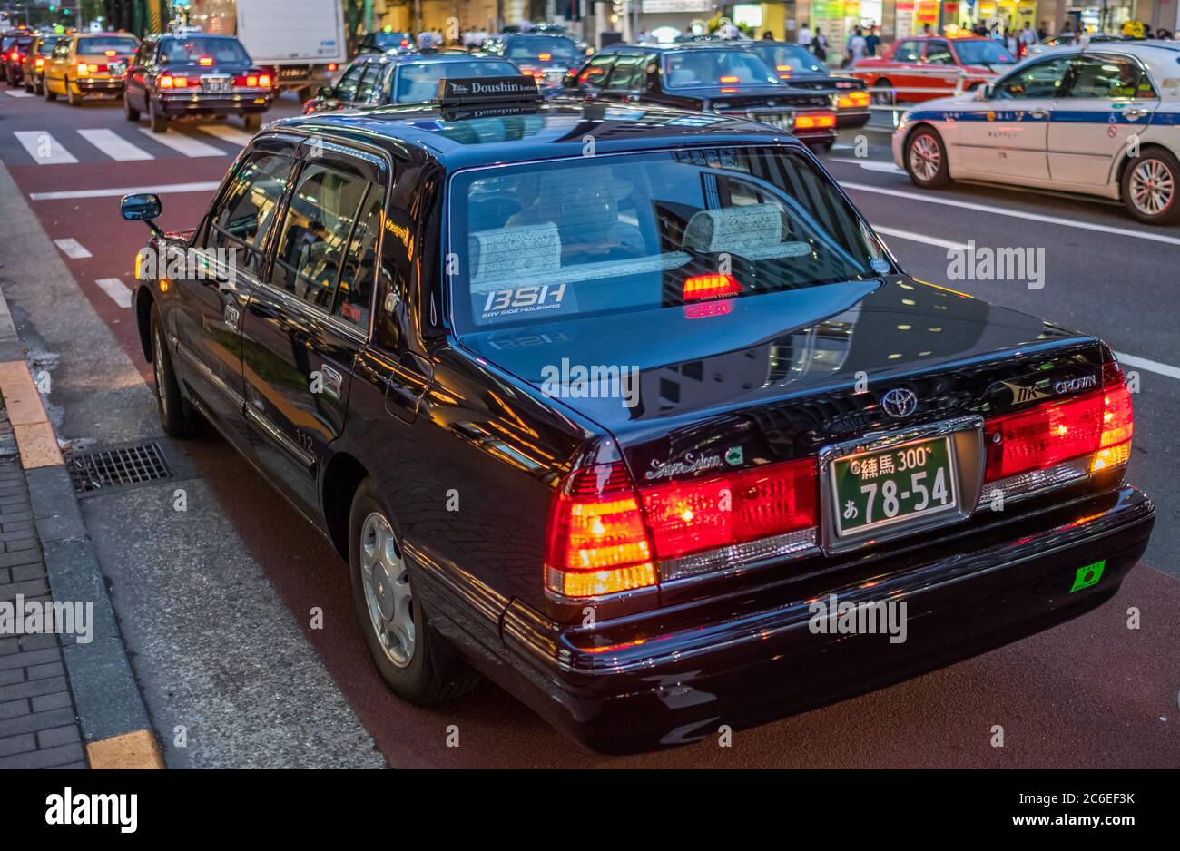Tokyo City Taxi in Shibuya Straße bei Nacht, Tokio, Japan Stockfoto