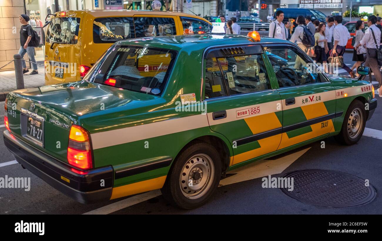 Tokyo City Taxi in Shibuya Straße bei Nacht, Tokio, Japan Stockfoto