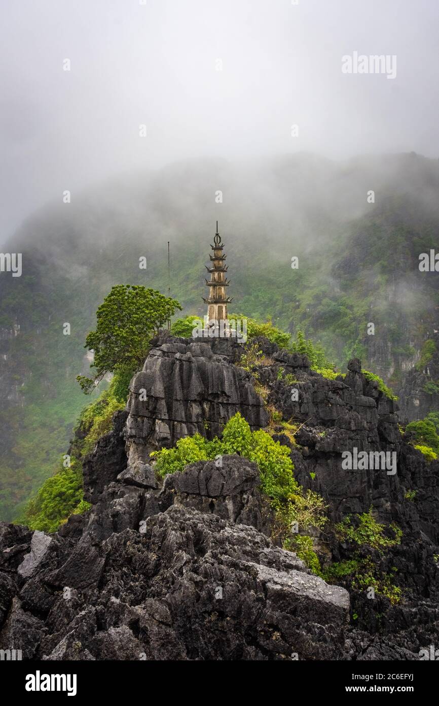 Pagode vom Berg Huang Mua in Tam CoC bei starkem Regen, Vietnam Stockfoto