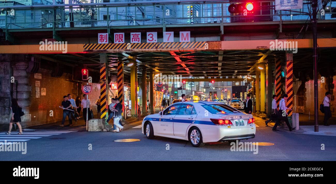 City Taxi in Yurakucho Hintergasse, Tokyo, Japan Stockfoto