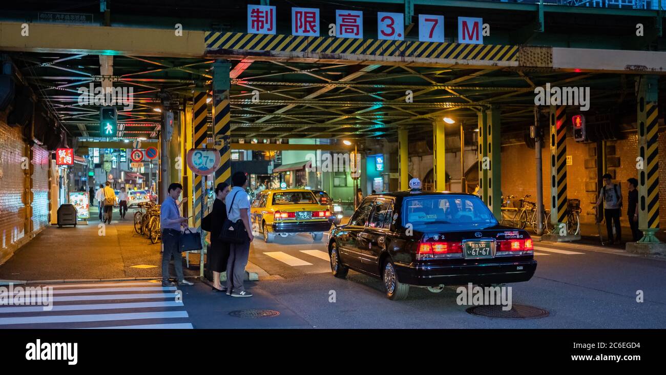 City Taxi in Yurakucho Hintergasse, Tokyo, Japan Stockfoto