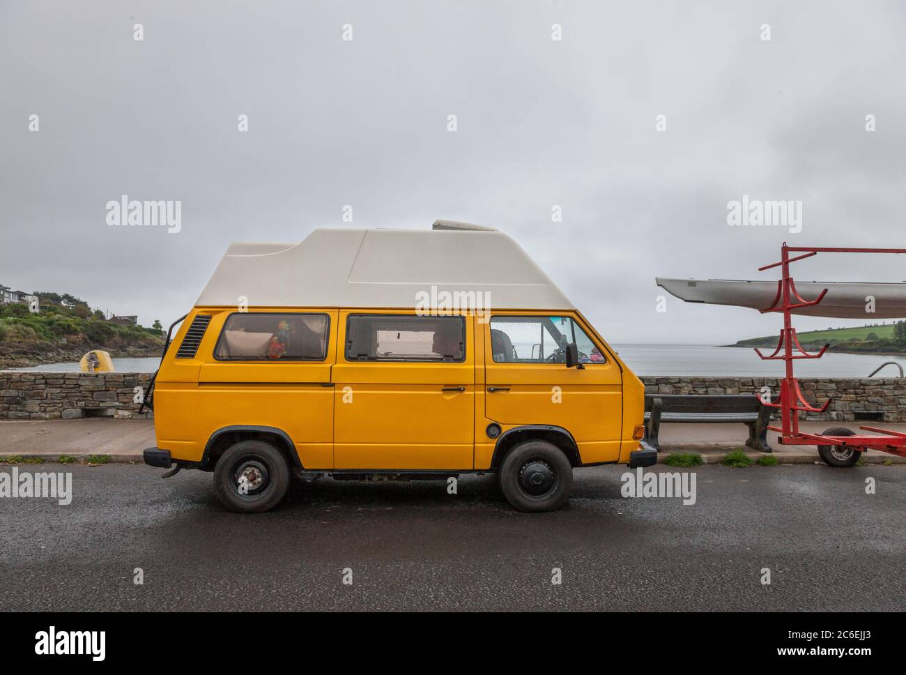 Fountainstown, Cork, Irland. Juli 2020. Ein Volkswagen Wohnmobil aus den 1970er Jahren parkte an der Küste an einem feuchten, nassen Tag in Fountainstown, Co. Cork, Irland. - Credit; David Creedon / Alamy Live News Stockfoto