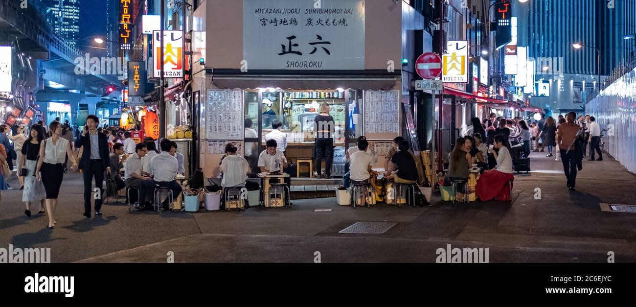 Menschenmenge in Yurakucho Hintergasse gefüllt mit kleinen Dinern, Pubs und Izakaya bei Nacht, Tokio, Japan. Stockfoto