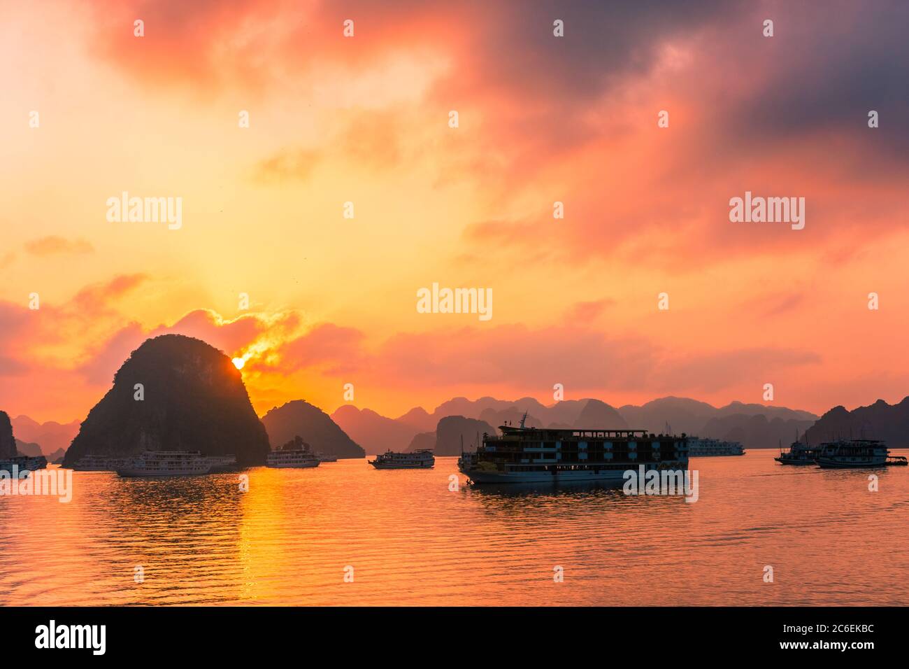 Fantastischer Sonnenuntergang über ha Long Bay, Vietnam Stockfoto