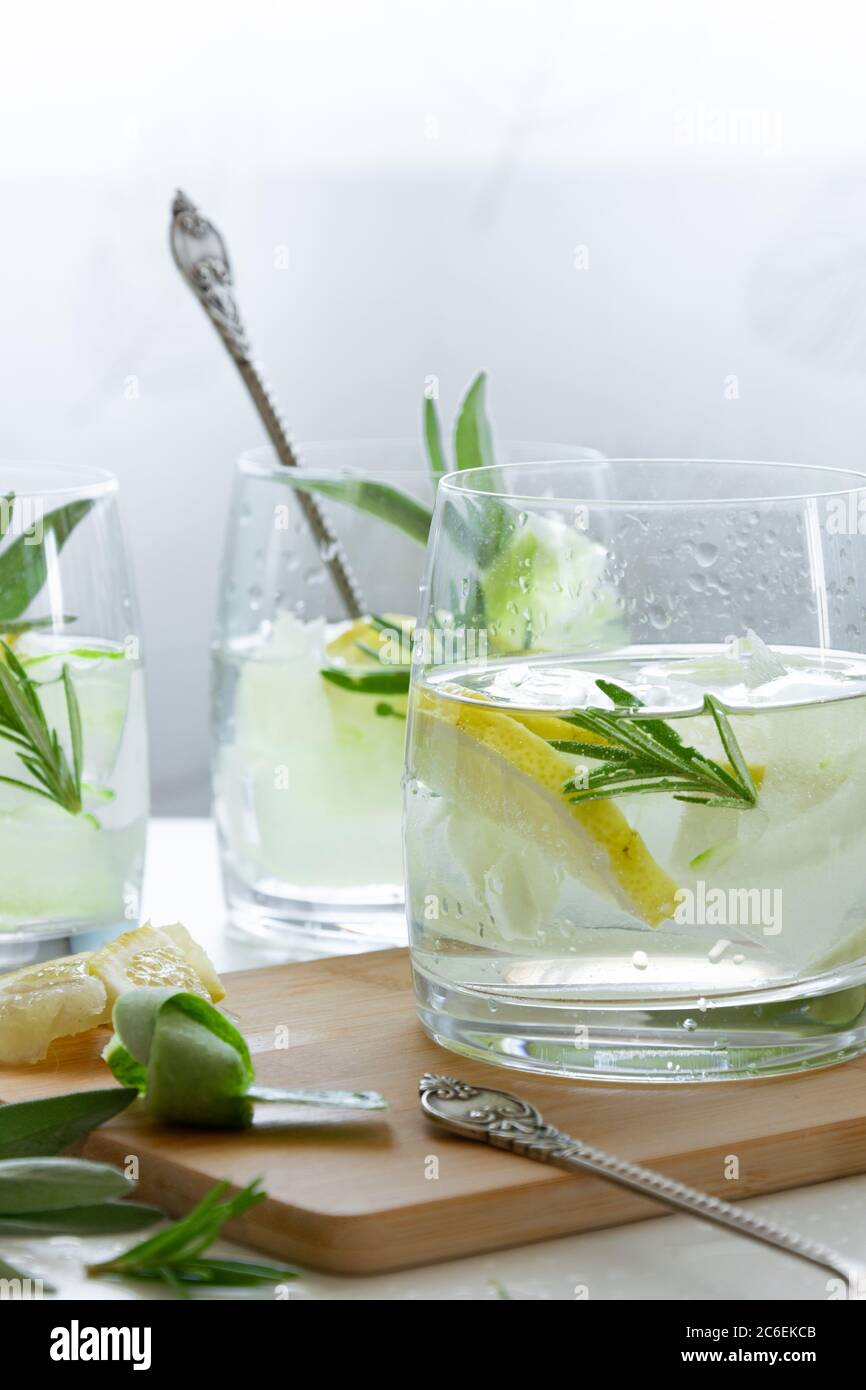 Erfrischendes Eisgetränk mit Zitrone und frischem Rosmarin, Detox Sommerzeit Stockfoto