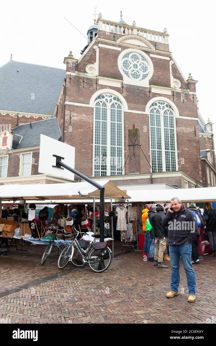Amsterdam, Niederlande - 25. Februar 2017: Marktplatz Noordermarkt Blick mit einfachen Menschen Stockfoto