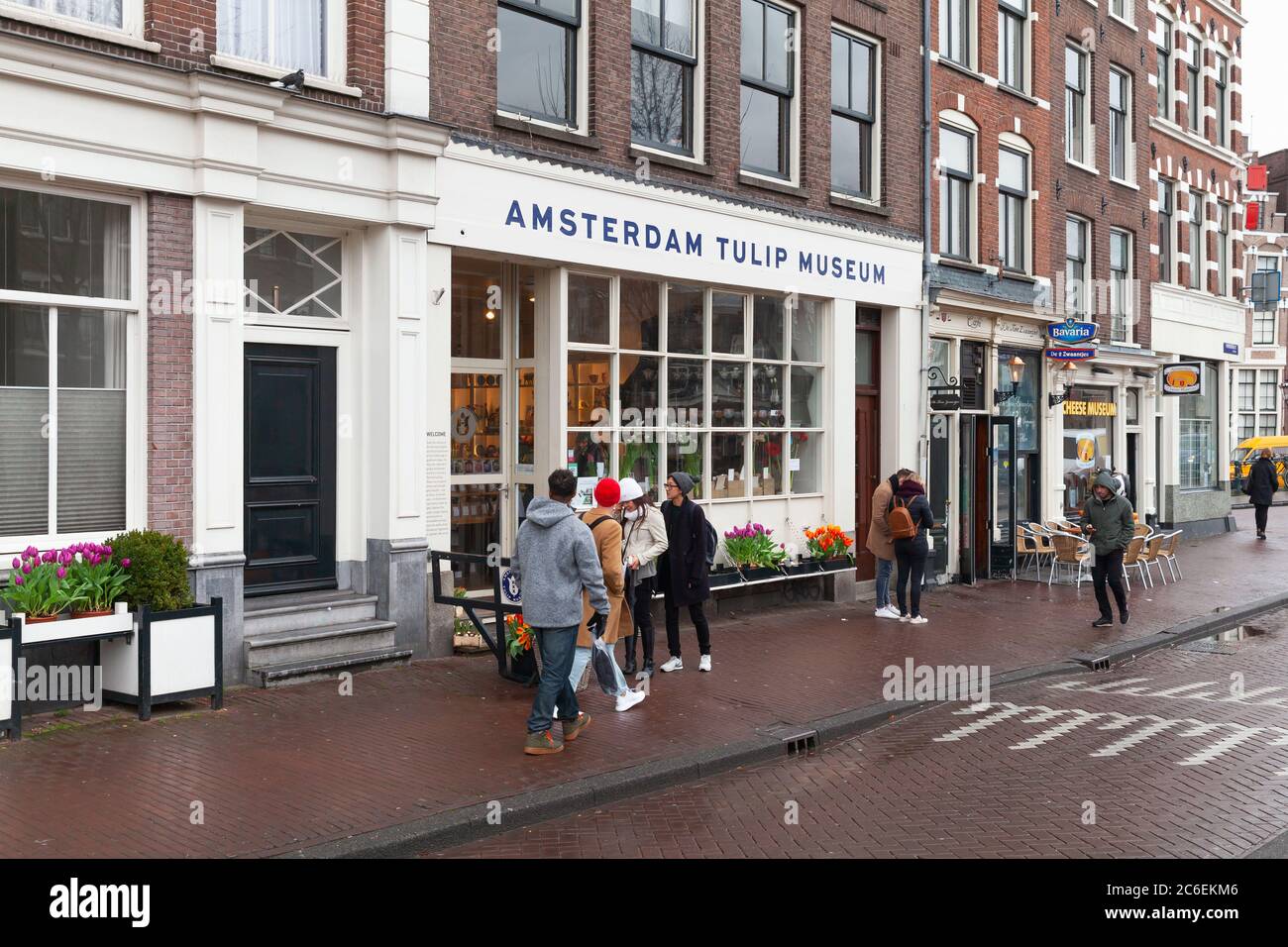 Amsterdam, Niederlande - 25. Februar 2017: Touristen sind in der Nähe des Eingangs des Amsterdamer Tulpenmuseums Stockfoto