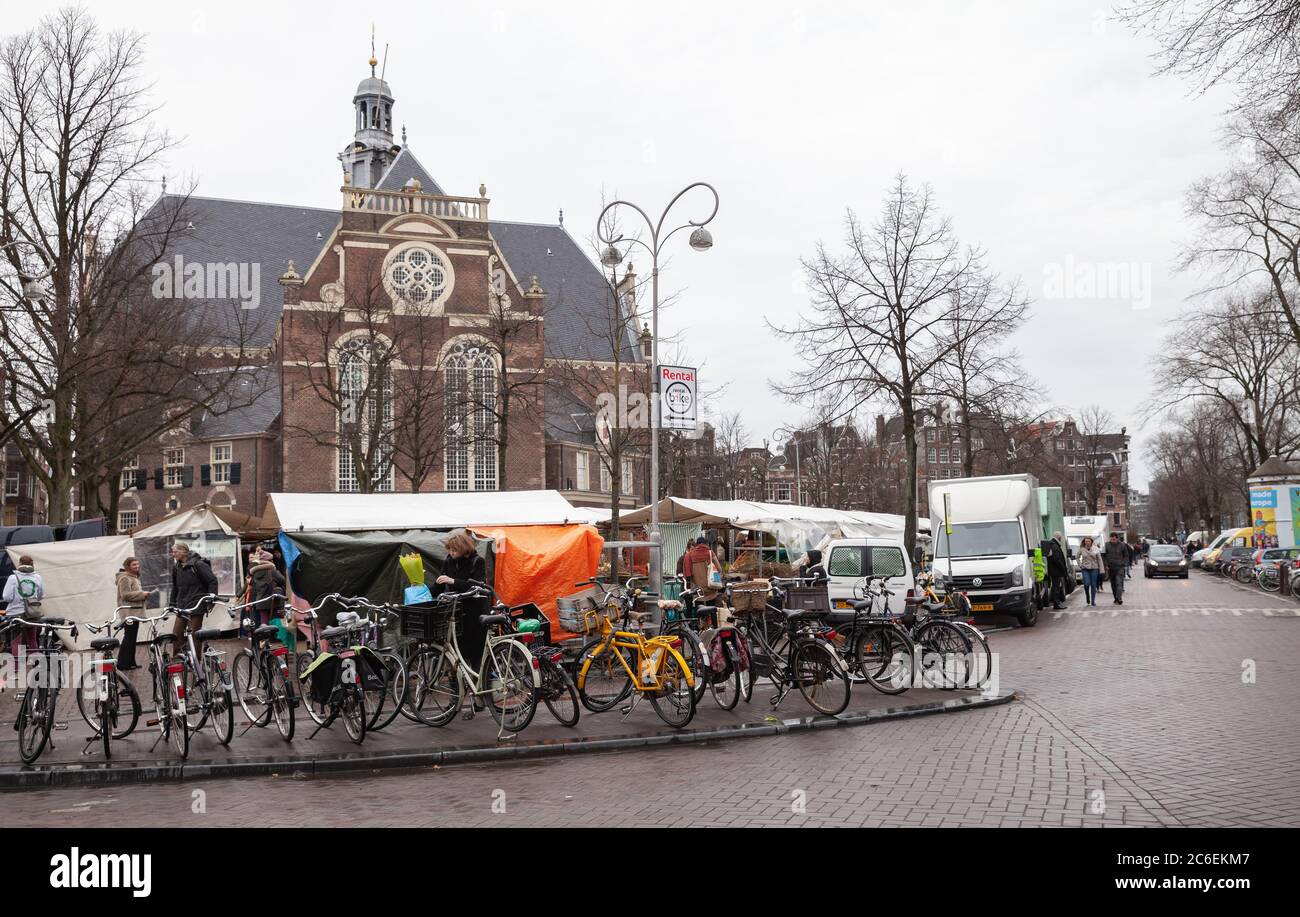 Amsterdam, Niederlande - 25. Februar 2017: Marktplatz Noordermarkt Blick mit geparkten Fahrrädern und Spaziergänger Stockfoto