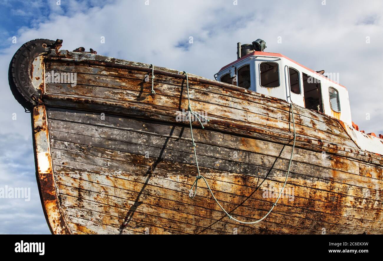 Alte Bootsrumpf im Trockendock Stockfoto