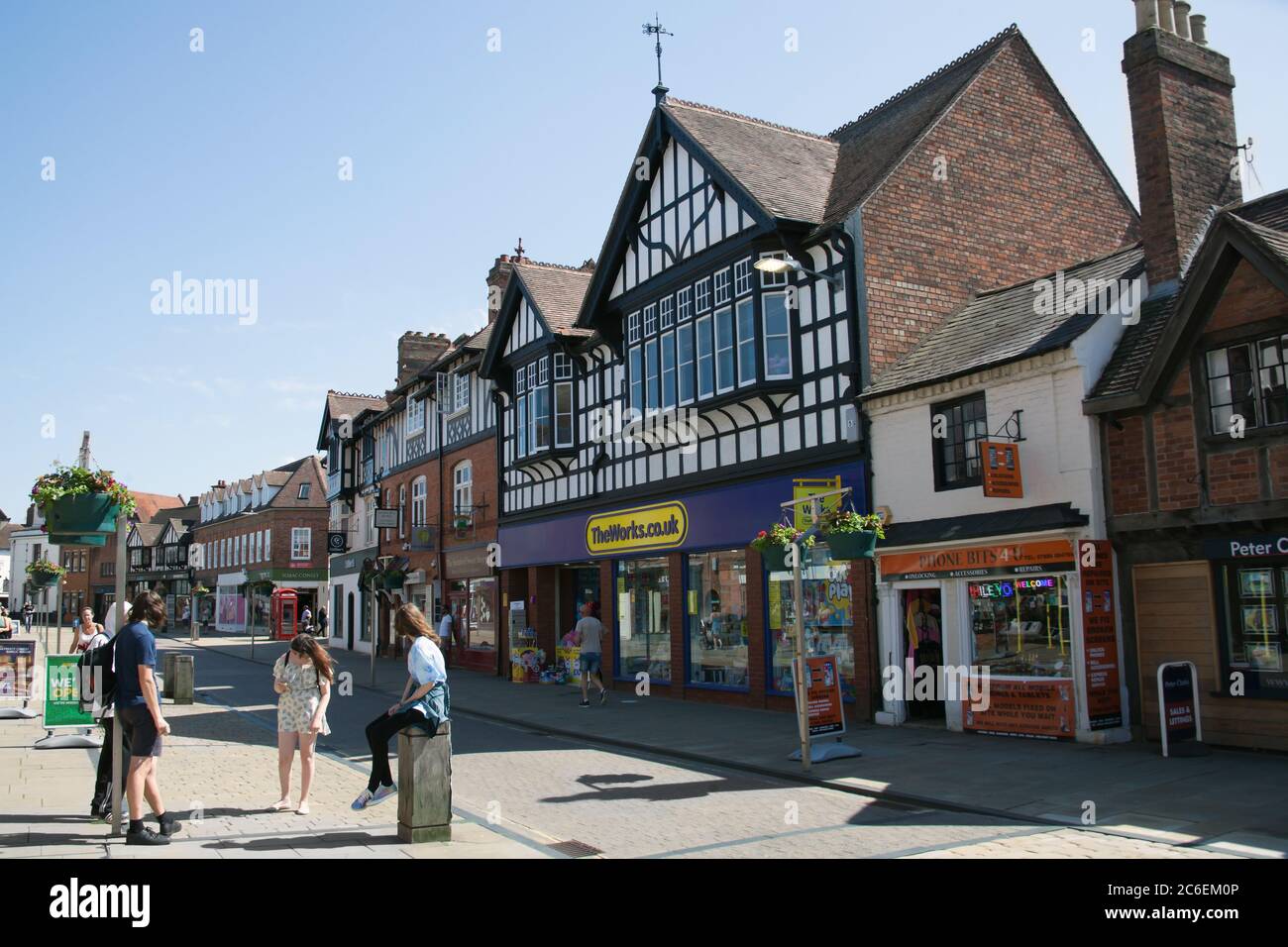 Geschäfte in der Henley Street in stratford upon Avon in Warwickshire in Großbritannien am 22. Juni 2020 Stockfoto