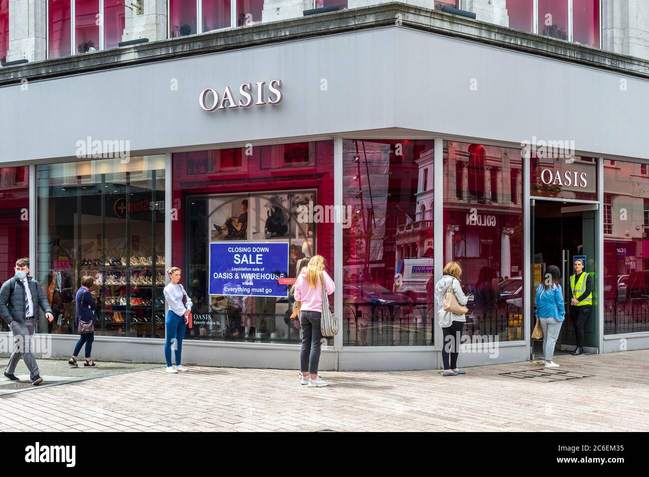 Cork, Irland. Juli 2020. Oasis Kleidergeschäft in der Patrick Street in Cork war an diesem Nachmittag voll mit Käufern, die die Schließung des Verkaufs nutzten. Quelle: AG News/Alamy Live News Stockfoto