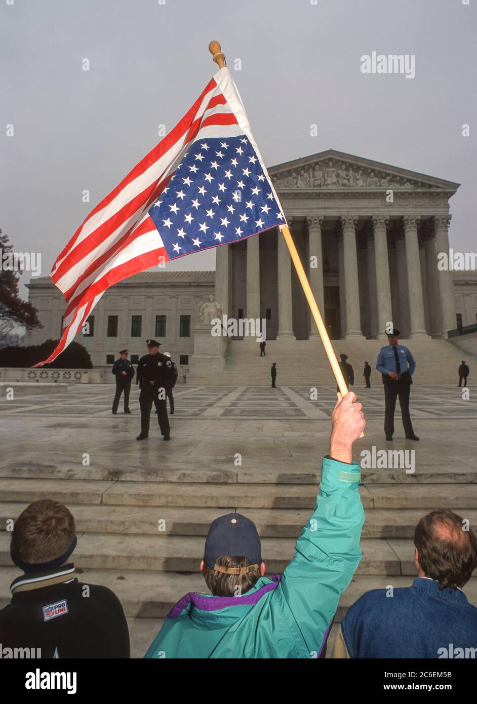 WASHINGTON, DC, USA, 11. DEZEMBER 2000 - Protest gegen den Streit um die Präsidentschaftswahl vor dem Gebäude des Obersten Gerichtshofs der Vereinigten Staaten. Stockfoto