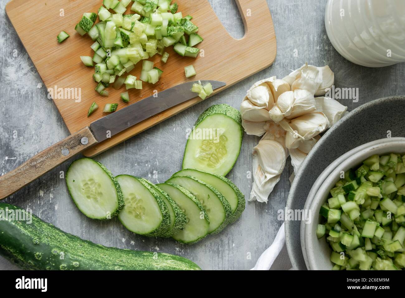 Sommer Kochen mit frischem rohem Gemüse, Vorbereitung kalte Joghurt Suppe Stockfoto